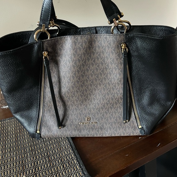 Brand new Michael Kors bag. Never used. - Picture 2 of 3